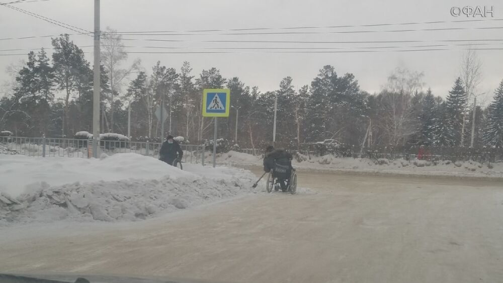 Инвалиды-колясочники лопатами почистили от снега дорогу под Новосибирском
