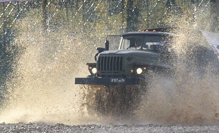 Военные грузовики и в огонь, и в воду