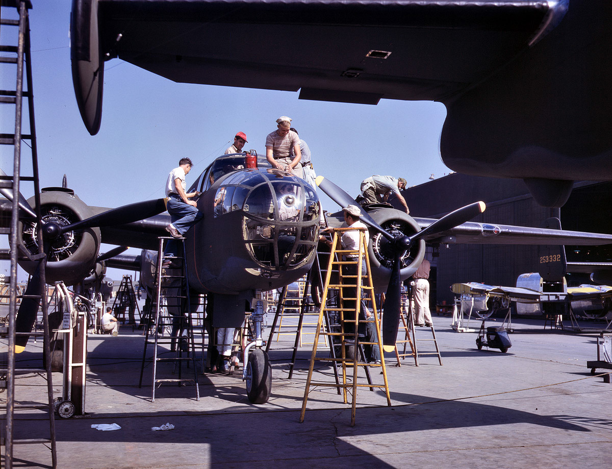 Фоторепортаж Альфреда Палмера 1942 года о том «как ковалось оружие победы». B-25 Mitchell Авиация