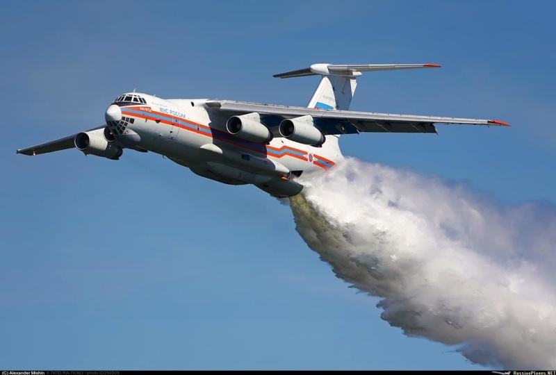 Авиация МЧС России продолжает тушение лесных пожаров в Югре