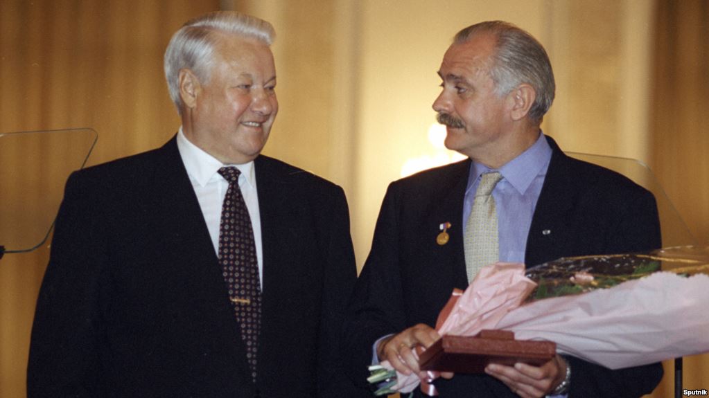 Никита Михалков получает очередную награду из рук Бориса Ельцина. 1996 год