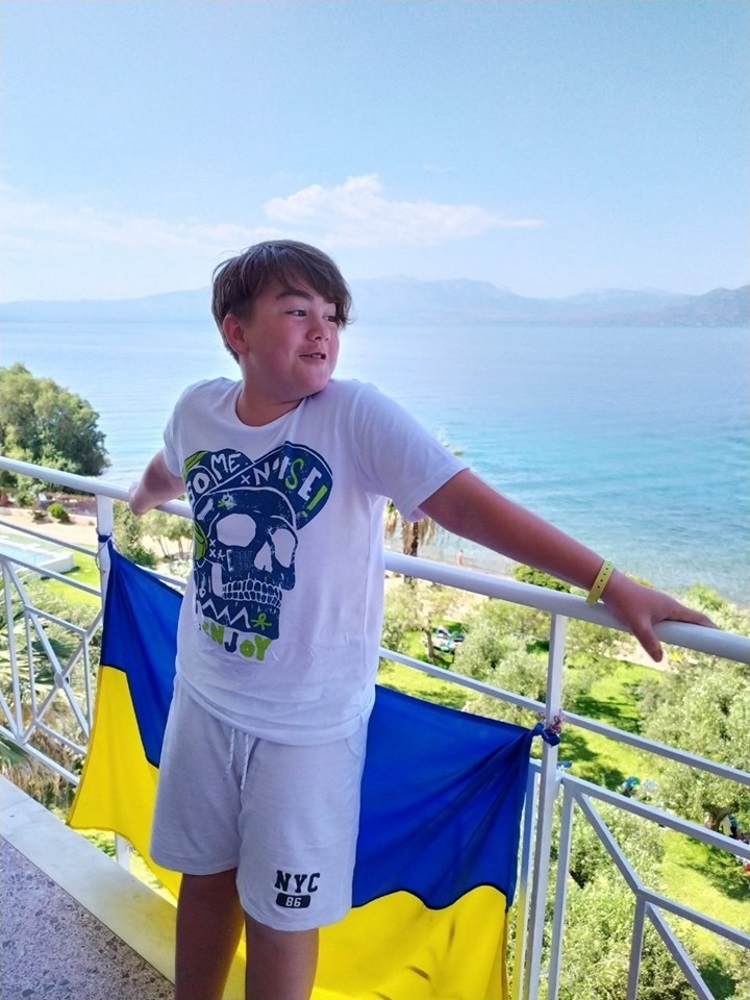 Украинцев выгнали из отеля в Греции за вывешенные флаги