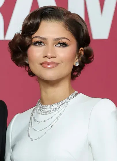 Зендая в платье с открытой спиной и Роберт Паттинсон посетили премьеру фильма в Париже Паттинсон, Зендая, фильма, вместе, драма, вышла, красную, дорожку, предпочёл, премьере, Роберт, влюблённая, сюжета, центре, ЗендаяВ, Париже, ЗендаяЗендаяРоберт, отелеРоберт, остаться, вышел