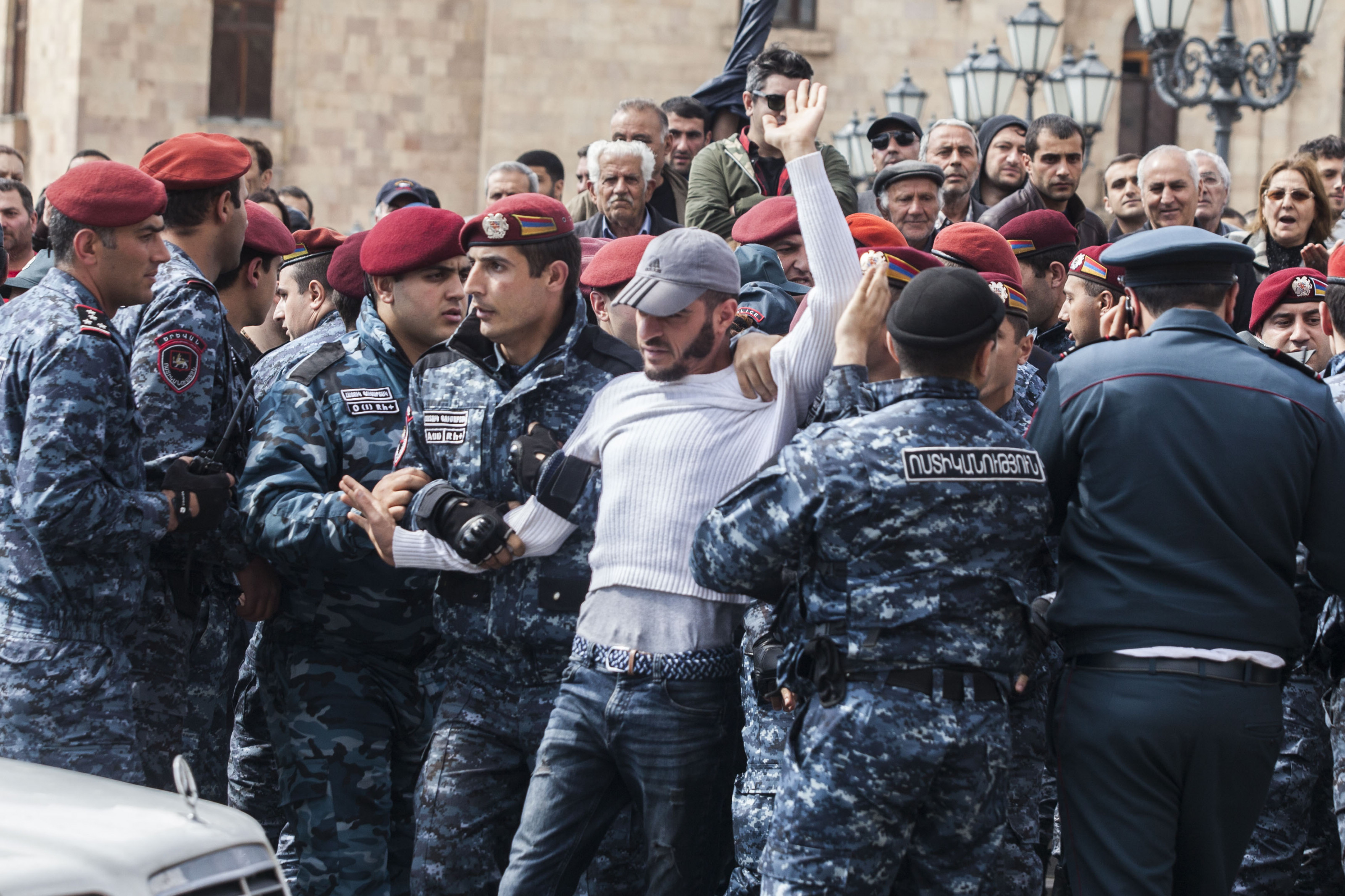 Новости армении май 2024. Митинг Армении против Пашиняна. Силовики Армении. Форма силовиков Армении.