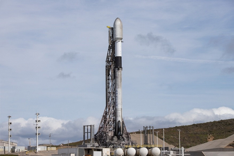 SpaceX успешно запустила очередной пакет из 24 спутников Starlink на низкую околоземную орбиту с базы Ванденберг