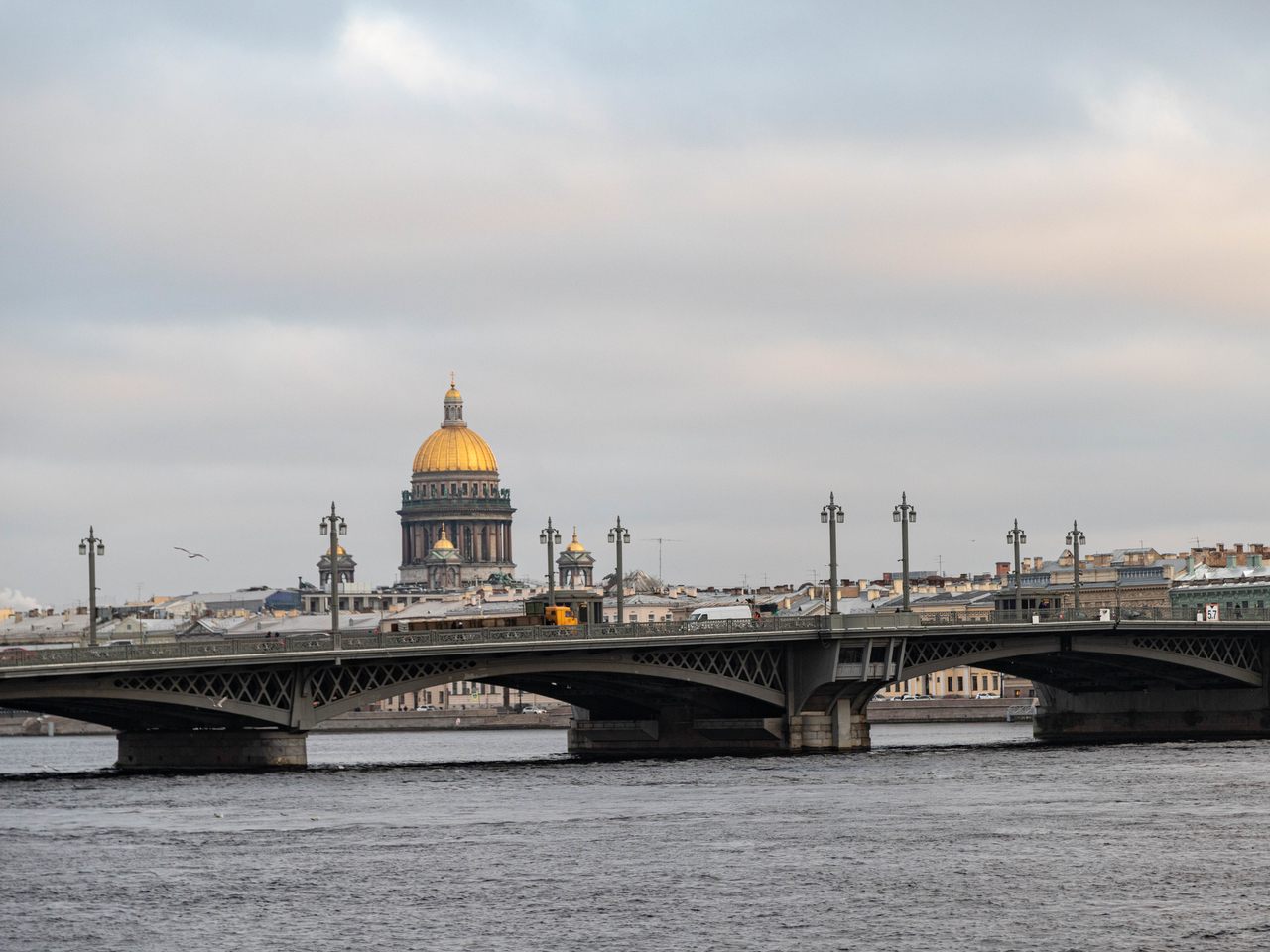 Петербург стали. Главный мост в Питере. Нева в селе. Питер б-4 светлый. Разведенные мосты.