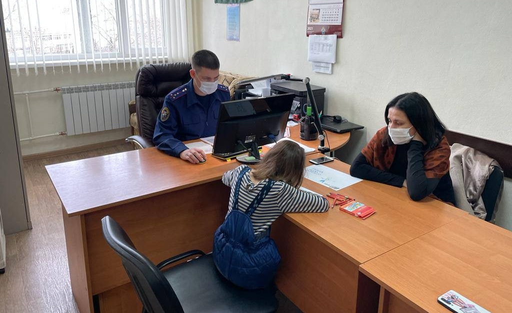 Найти вести. По делам несовершеннолетних. Следователь СК. Несовершеннолетние занимаются. Следственная фотография.