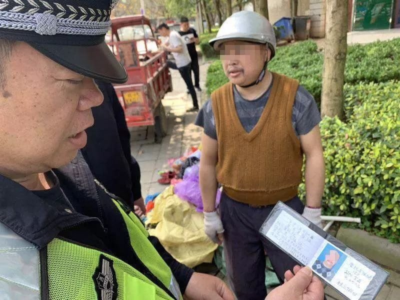 Мотоциклист из Китая предъявил полицейским права, нарисованные от руки Мотоциклист из Китая предъявил полицейским права, нарисованные от руки