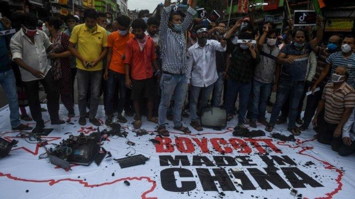 Жители Индии призывают бойкотировать товары из Китая 
