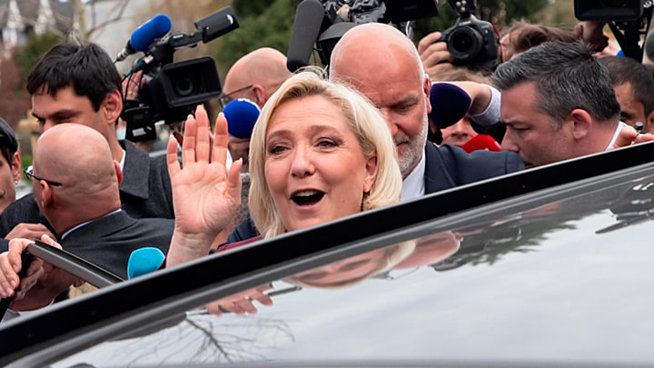 В МАРИН ЛЕ ПЕН БРОСИЛИ "БОМБУ". ОНА УВЕРНУЛАСЬ