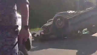 Перевернутое авто на трассе / Кадр из видео