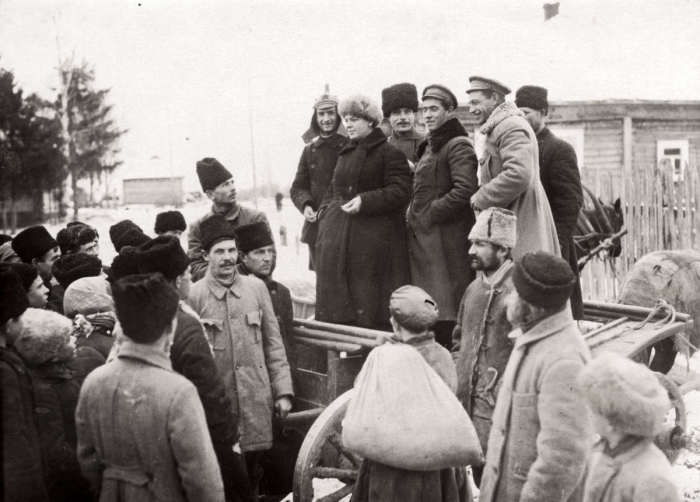 Беседа партийных работников с крестьянами во время голода. СССР, 1921 год. 