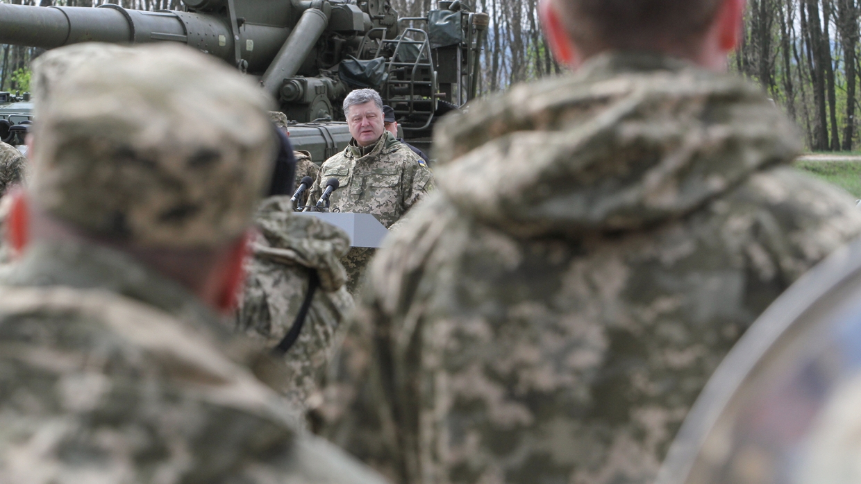 Порошенко говорит уже три года подряд: что вот-вот вернет Крым и Донбасс исключительно мирными средствами