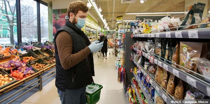 В трех ТЦ на севере Москвы оштрафовали 68 покупателей без масок и перчаток/Фото: Е. Самарин mos.ru