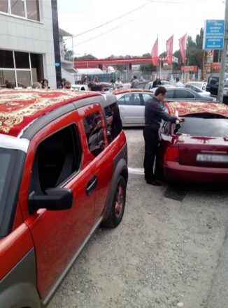 Зачем на Кавказе крыши свадебных лимузинов сверху украшают коврами авто и мото,автоновости