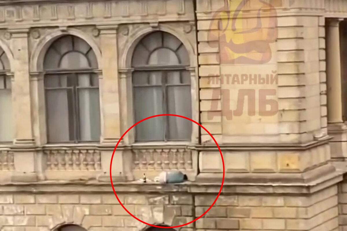 В Калининграде турист забрался на карниз музея, выпил и заснул