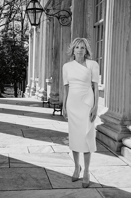 Первая леди США Джилл Байден появилась на обложке Harper's Bazaar и дала интервью: "Я женщина, которая любит работать" Первая леди США Джилл Байден появилась на обложке Harper's Bazaar и дала интервью: "Я женщина, которая любит работать" Новости