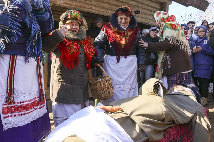 «Свободным девушкам в знак осуждения привязывали к ногам деревянные колодки». О традициях белорусов Беларусь,жизнь,общество,обычаи