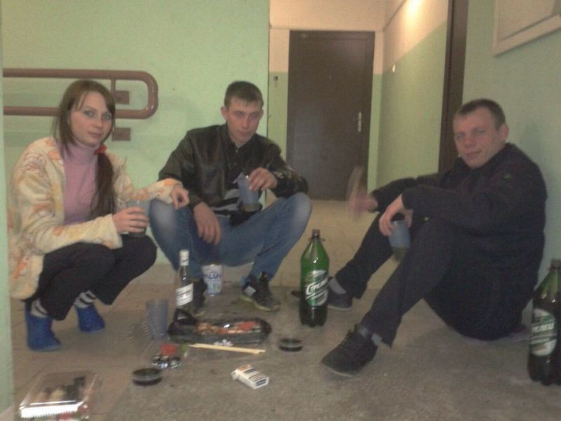 Возвращаясь домой, вы можете встретить их - королей и королев подъездов! быдло, гопники, подъезды, фотографии