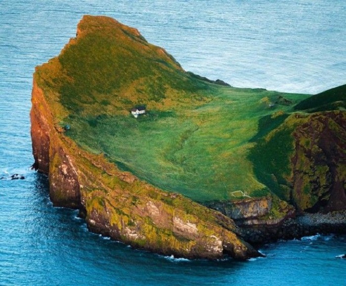 На одном из островов архипелага Vestmannaeyjar был обнаружен единственный дом (о. Эдлидаэй, Исландия). | Фото: sun.day.az.
