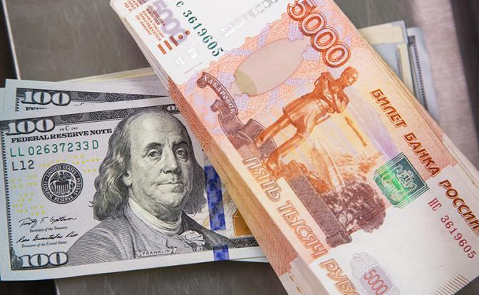 Власть заставит россиян отказаться от доллара
