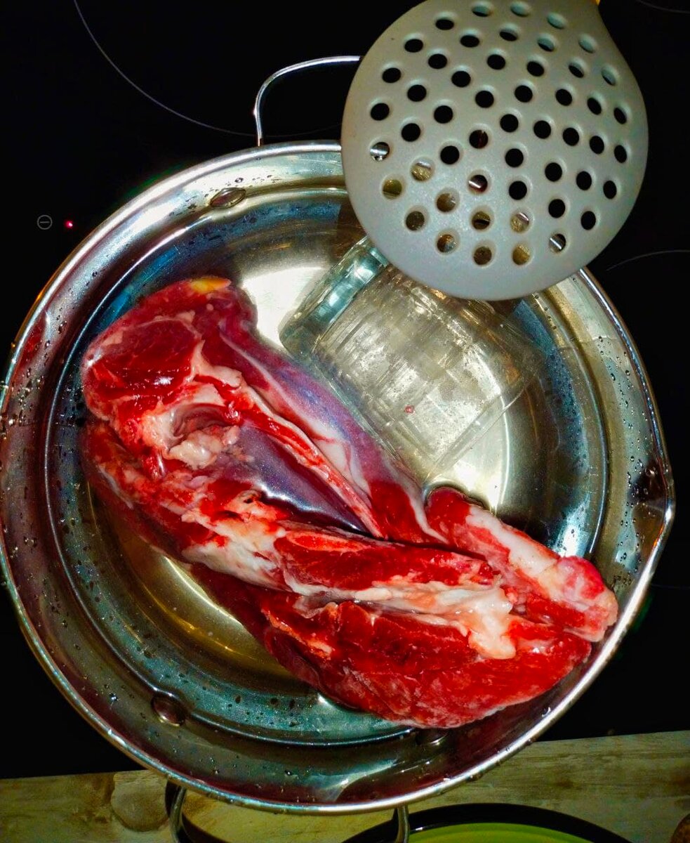 Для чего при варке мяса в кастрюлю кладут стакан или хрустальную рюмку: старинная поварская хитрость