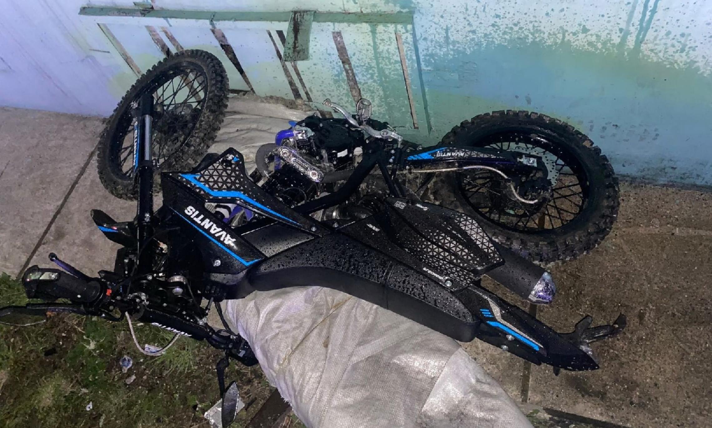 В Няндоме пьяный мужчина без водительских прав на мотоцикле врезался в теплотрассу
