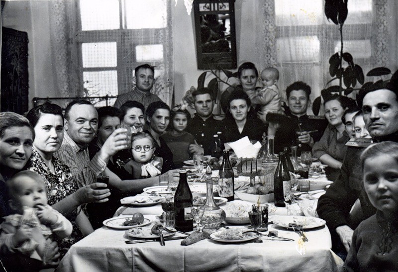 7. Всех не только разместить, но и прокормить нужно, про семейную фотографию не забыть когда же вы уедете, приехали погостить, родственники