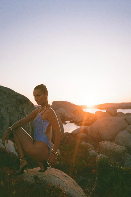 Продлила лето: Белла Хадид поделилась фото со съемок для Versace у моря Новости моды