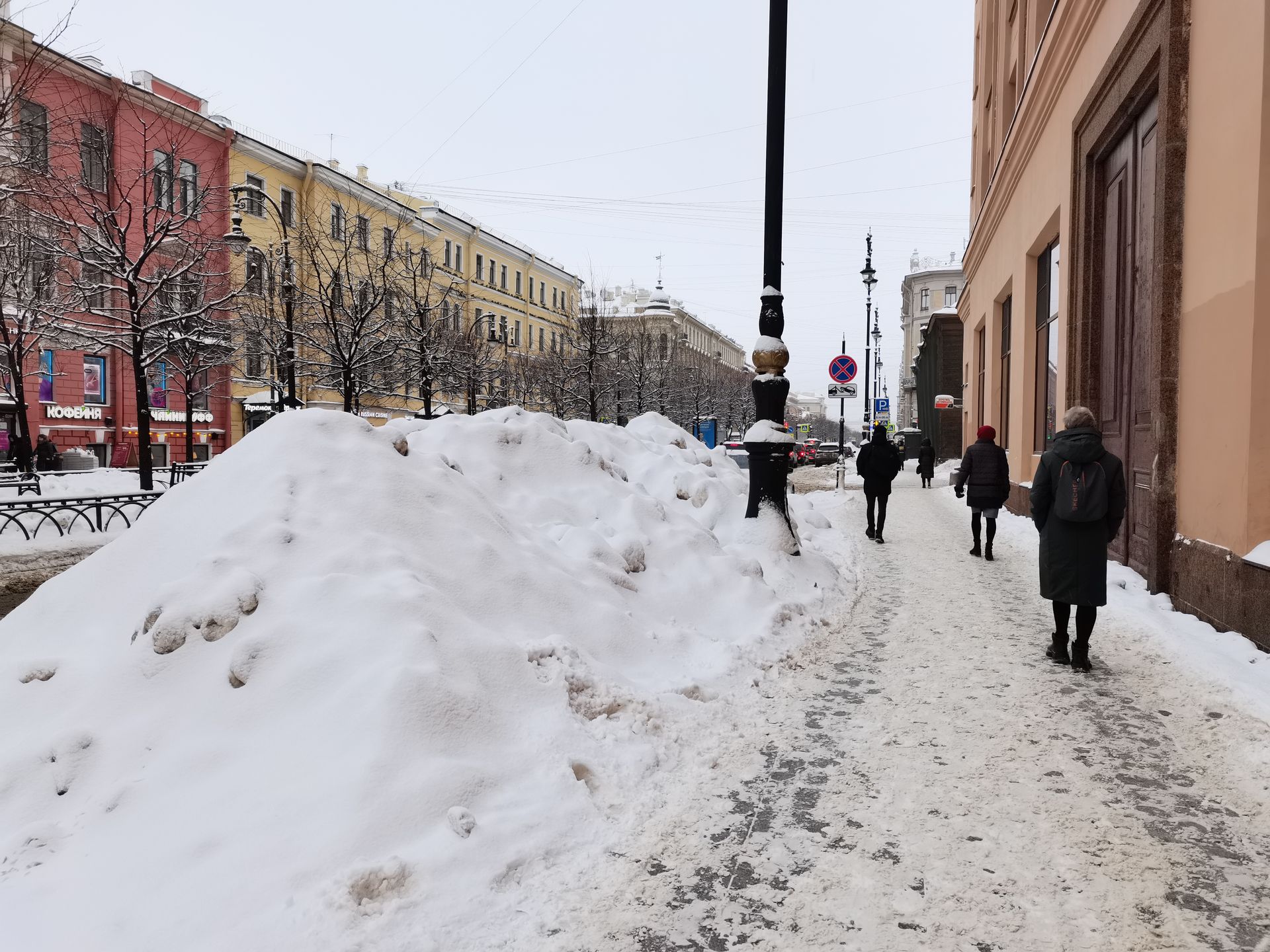 Когда потеплеет в спб май 2024. Снег в центре Питера. Санкт-Петербург потепление. Потепление в Петербурге. Неубранный снег в Москве.