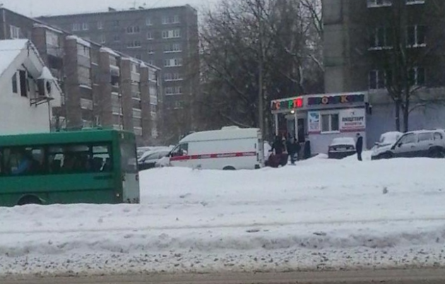 Фото: в Череповце на улице умер таксист
