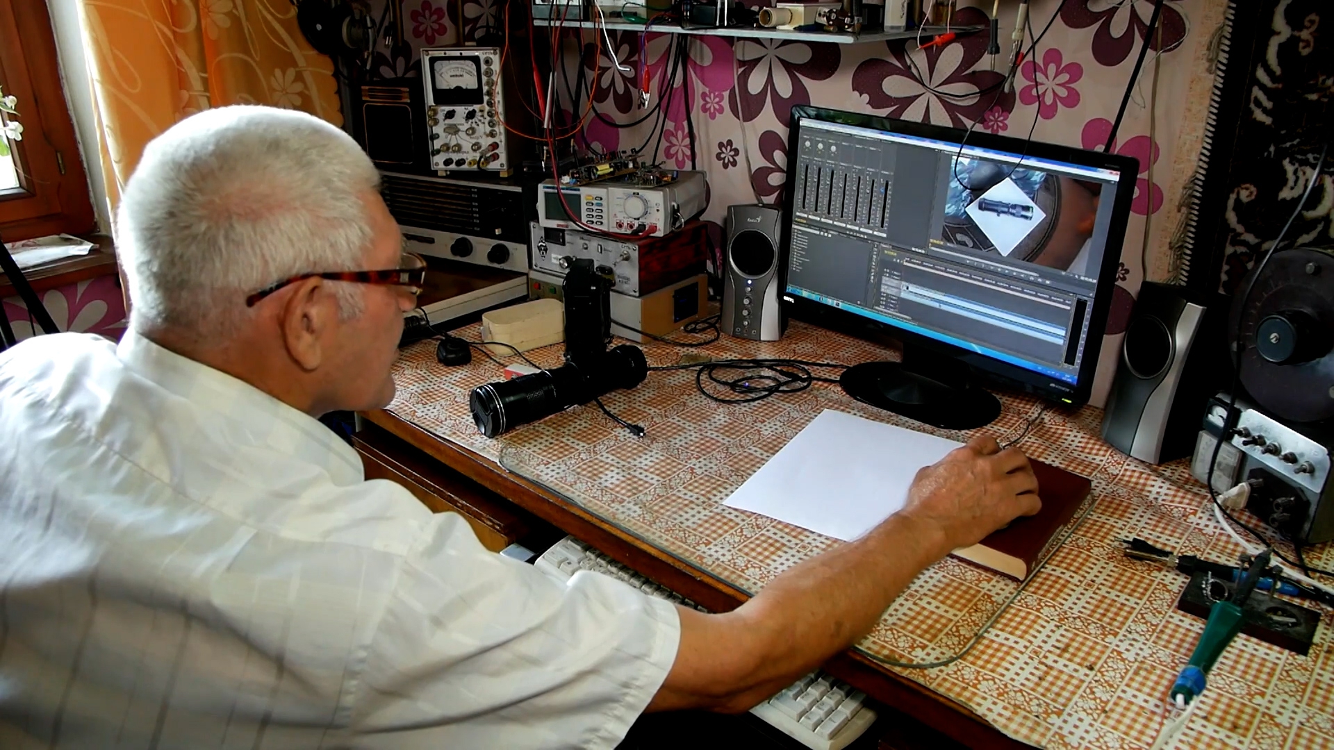 Блогер-пенсионер делится лайфхаками с подписчиками Видео