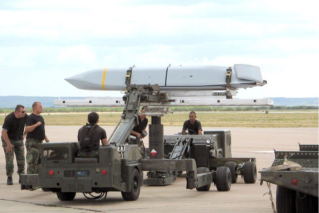 MWM: Трамп может передать Киеву дальнобойные ракеты JASSM