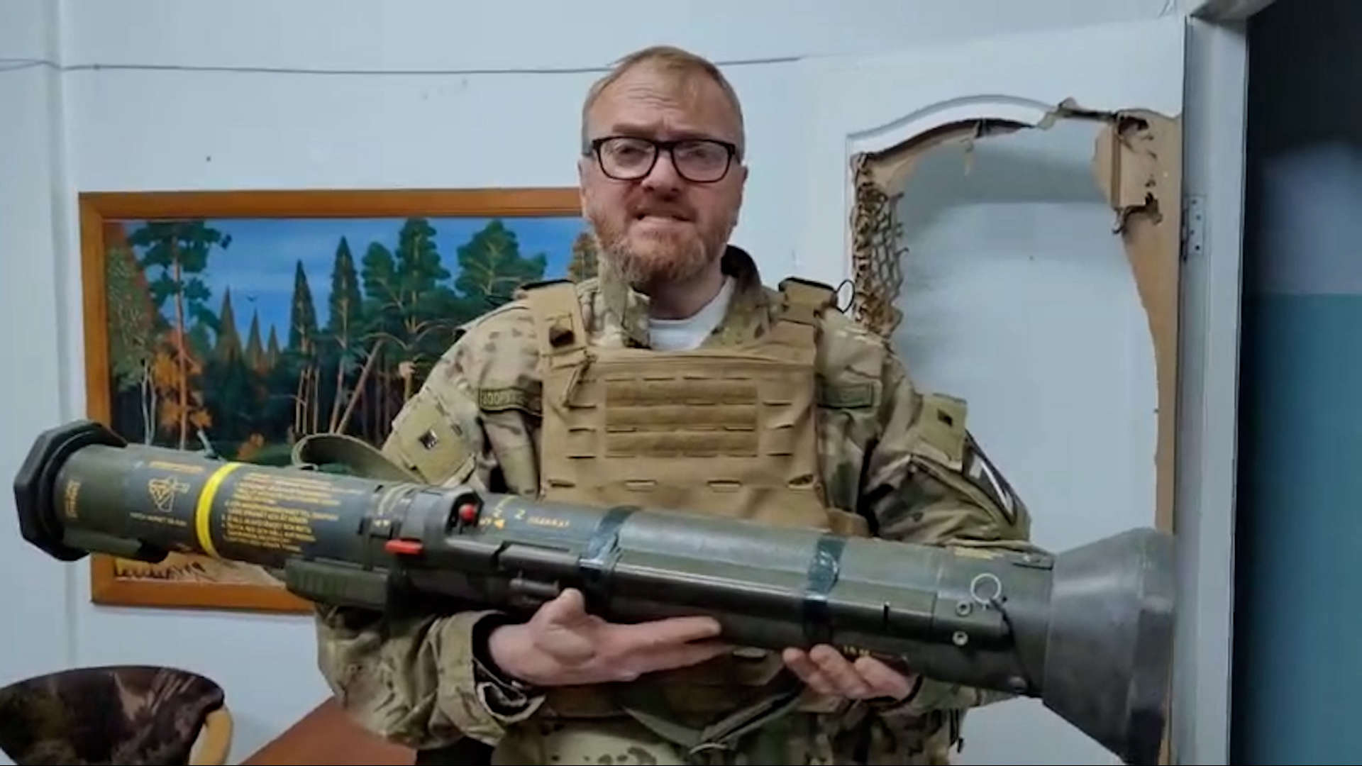 Депутат Виталий Милонов показал западное оружие и заверил, что нацистам оно не поможет