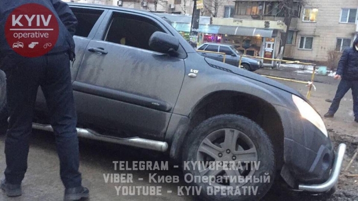 Фото: В Киеве джип провалился под асфальт