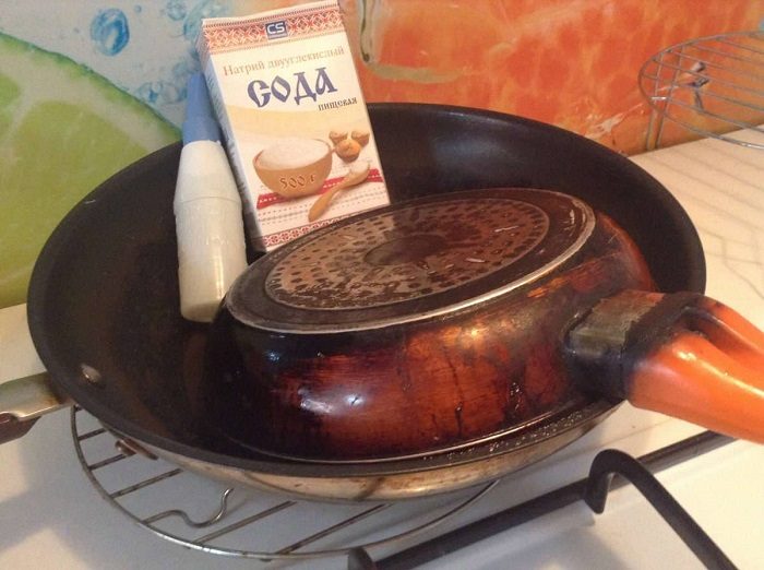 Как быстро и просто очистить пригоревшую кастрюлю с помощью подручных средств