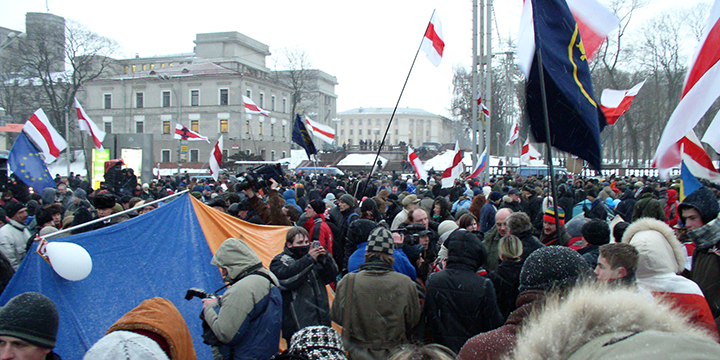 Митинг сторонников оппозиции в Минске на Октябрьской площади, 21 марта 2006 года