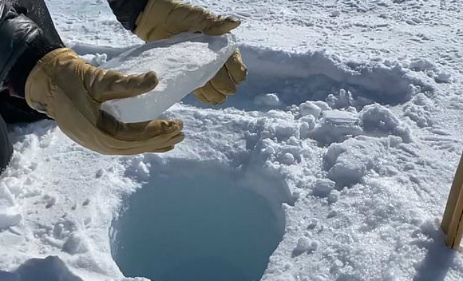 Полярники в Антарктиде бросили льдину в ледовый провал и услышали, что звук усиливается далеко внизу