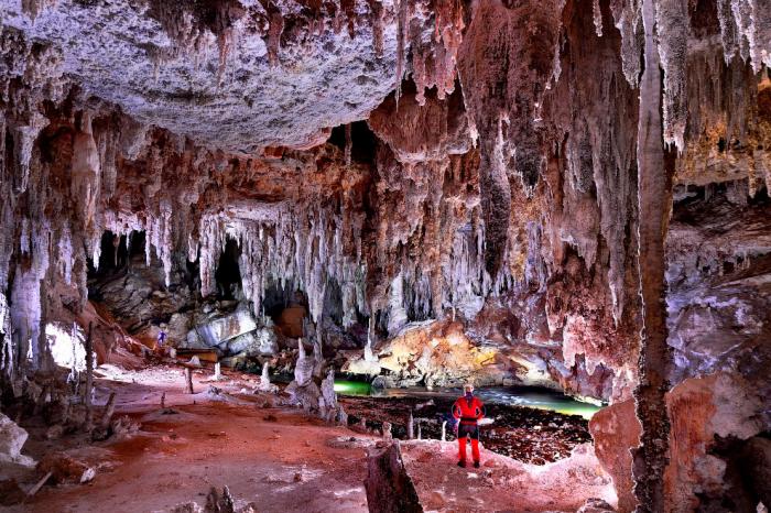 Невероятно красивая известняковая пещера в Бразилии (11 фото)