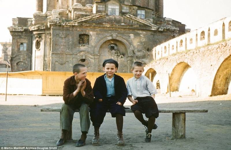 Счастливые мальчики на лавке возле Новоспасского монастыря – первого монастыря в столице России, который был основан в 1490 году. СССР, история, факты, фото