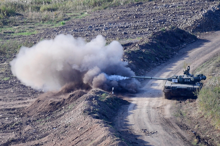 На фото: боевая машина пехоты БМП-3 во время отработки эпизода обороны морского побережья от десанта условного противника в ходе двустороннего бригадного тактического учения (ДБрТУ) с боевой стрельбой на полигоне "Клерк", Приморский край.