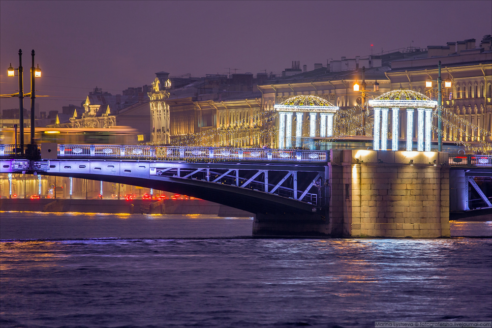 Разводят ли мосты в питере зимой. Дворцовый мост Санкт-Петербург зима. Дворцовый мост новый год Петербург. Мосты в СПБ С зимой Дворцовый. Дворцовый мост в Санкт-Петербурге украсили.