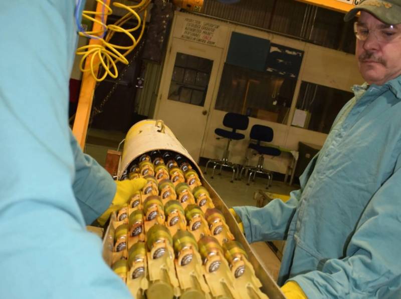 Зачем украинцы распиливают кассетные снаряды и достают их содержимое для снаряжения дронов Зачем украинцы распиливают кассетные снаряды и достают их содержимое для снаряжения дронов оружие