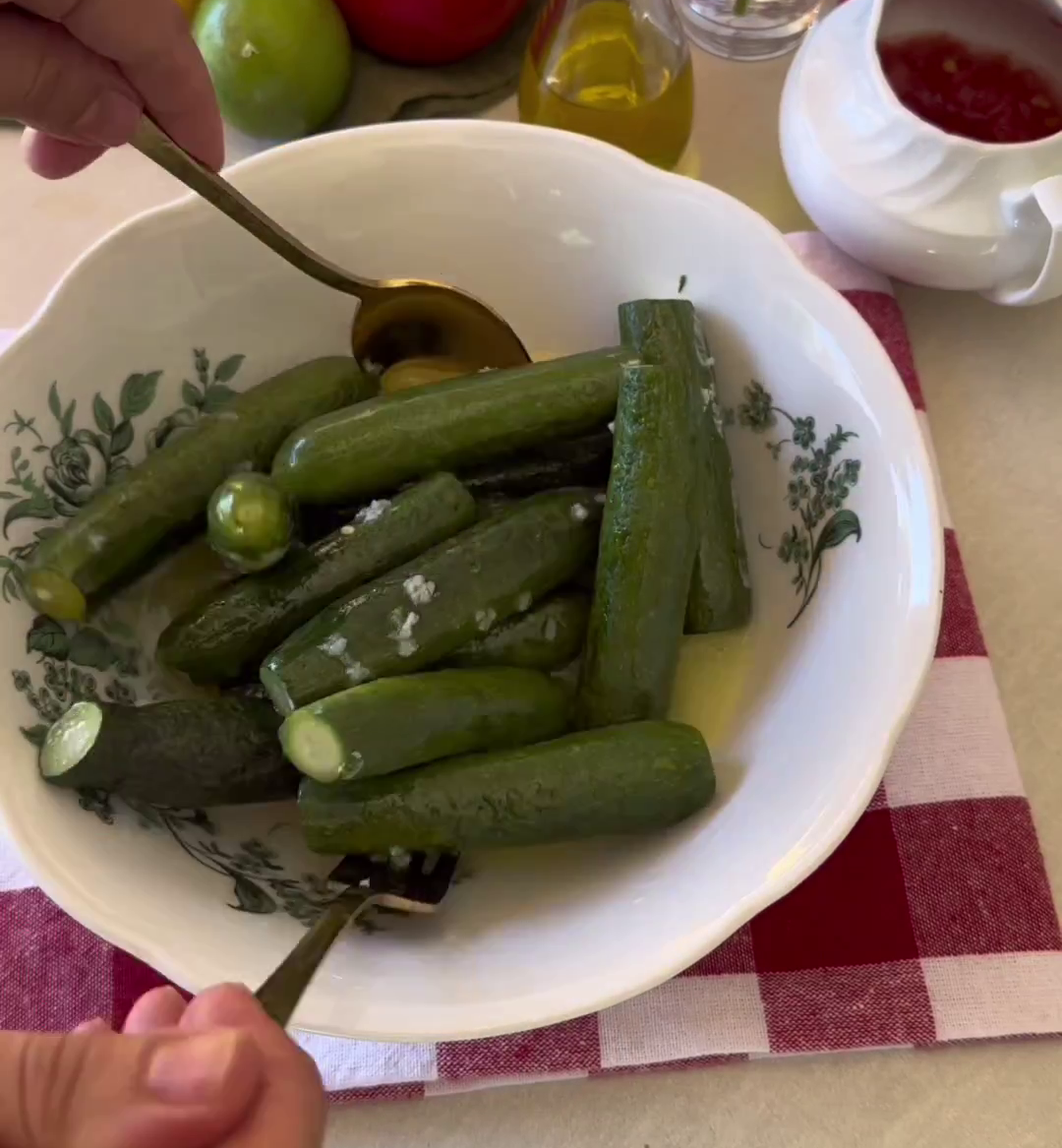 Кабачки, как маринованные огурцы, только вкуснее — простой отличный рецепт, о котором не все знают кабачки, маринованные, цукини, минут, обычные, нужно, всего, можно, стебля, кипящую, заправки, водой✅Приготовим, холодной, ополосните, обязательноПриготовление✅Цукини, Затем, варить, чистим, готовности, только