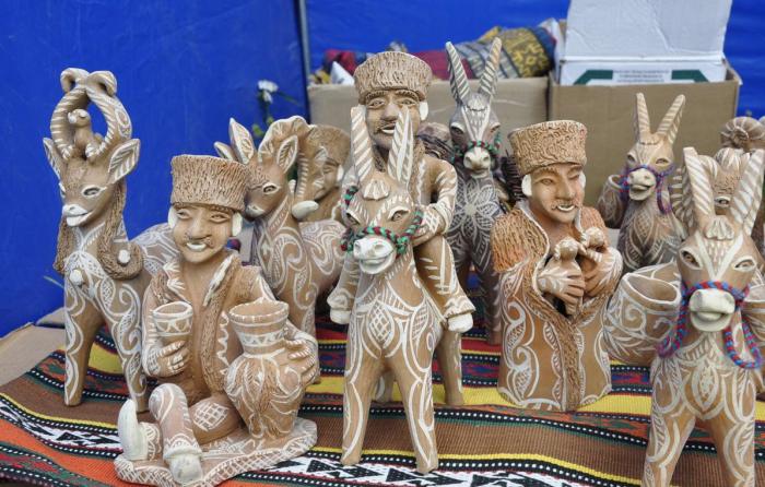  Балхарские мастерицы часто изображают людей, лошадей и осликов, бытовые сценки. /Фото:welcomedagestan.ru