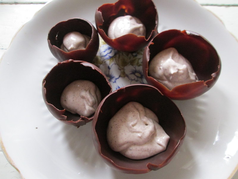 Десерт «Шоколадные чашечки» с нежными кремовыми начинками