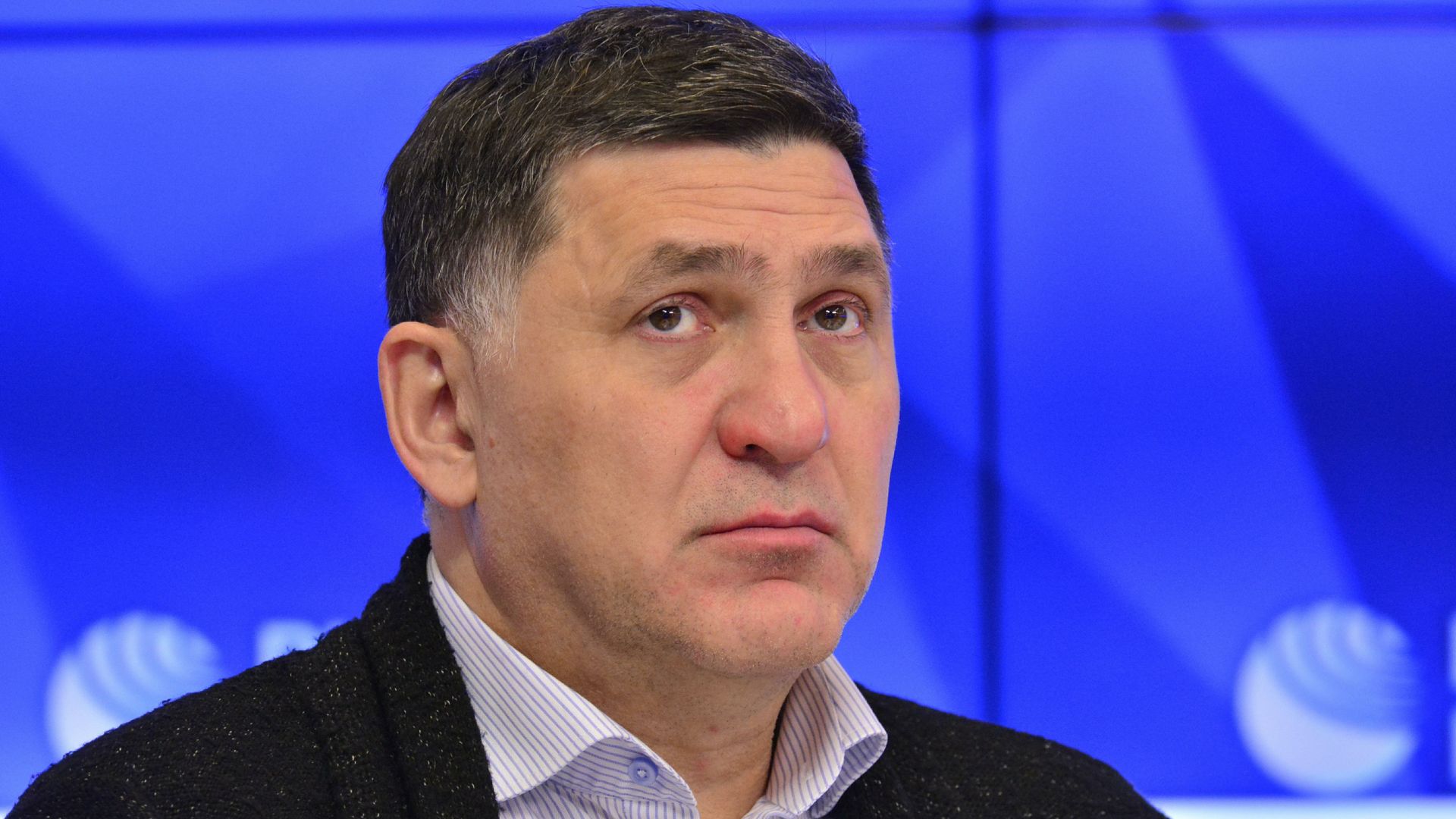 Кадры упавшей на гроб вдовы Пускепалиса появились в Сети