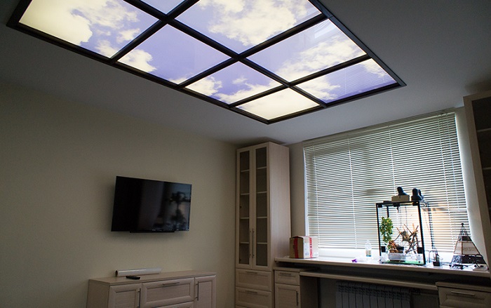 Комната без окон – не приговор: 5 дизайнерских решений для таких помещений без окон