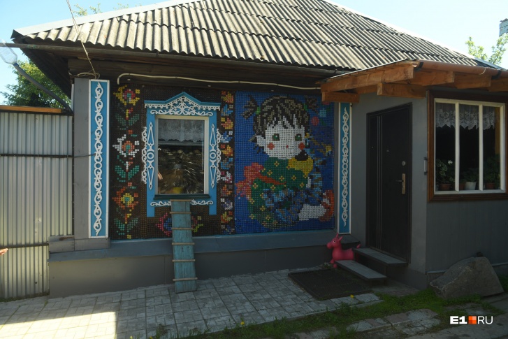 «Пробки присылали даже из Тольятти»: на Урале пенсионеры сделали дом из крышек декор,для дома и дачи