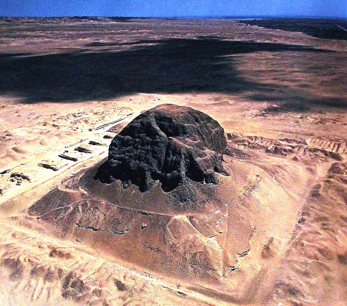 Мощный снаряд уничтожил пирамиду.
Источник фото: https://storage.our-civilization.com/source/1/nj8Msofjw5n8qcVP2o17WJW8EvqaTWq0.jpg